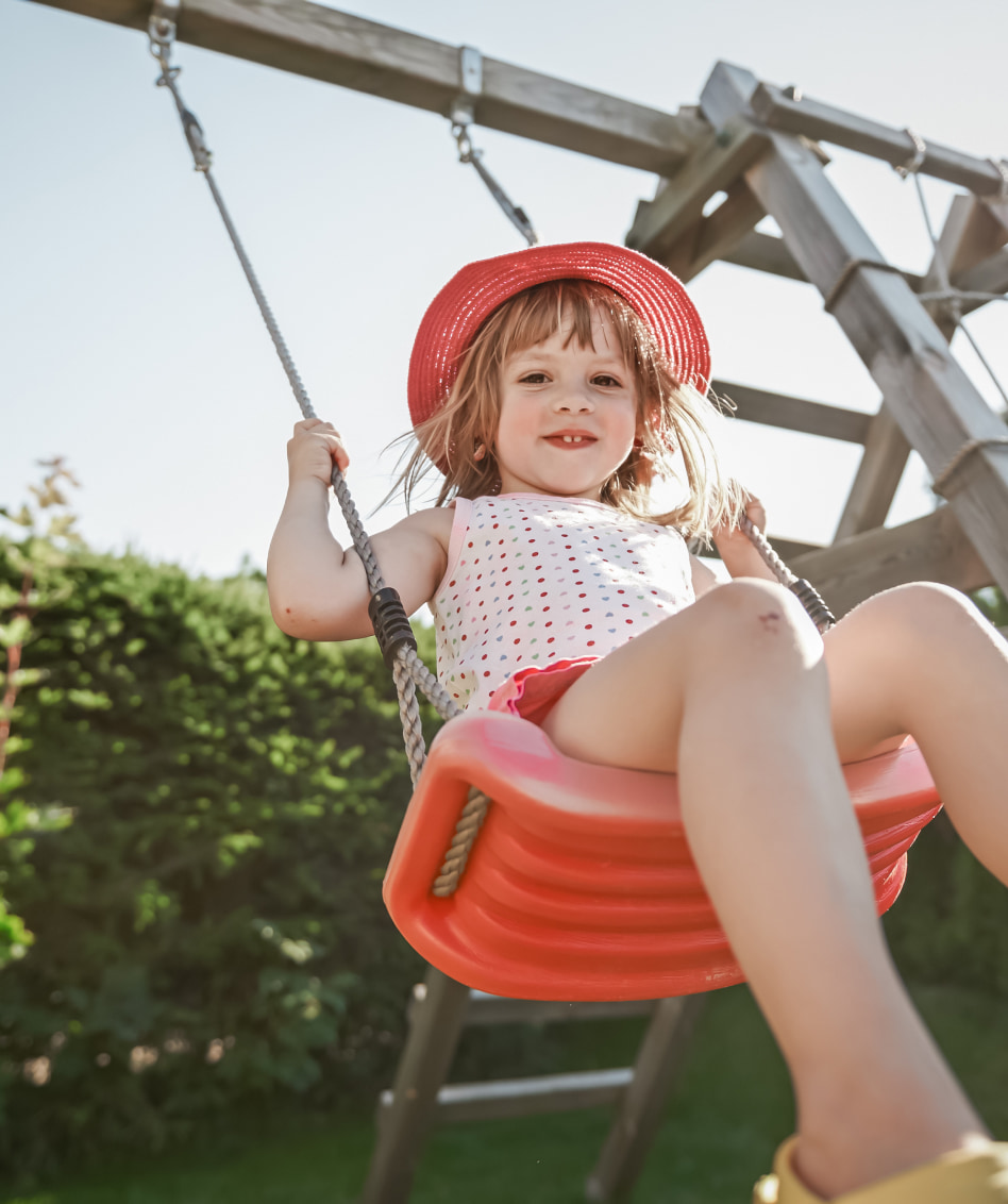 Kind beim Spielen im Garten von den Appartements Alpine Active