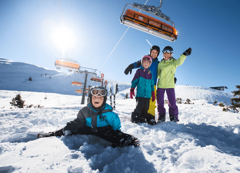 Familie beim Skifahren in Flachau © Flachau Tourismus / Markus Berger