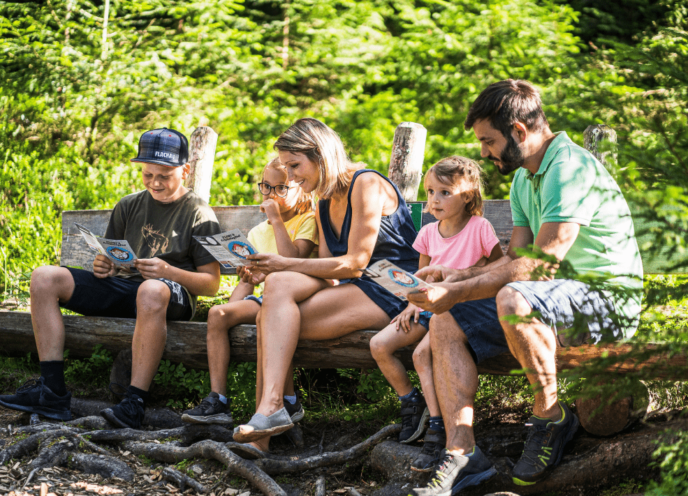 Familie beim Flori's Erlebnispfad © Flachau Tourismus / Markus Kohlmayr