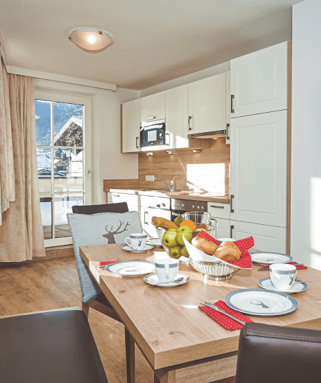 Frühstücken in den modernen Räumlichkeiten der Ferienwohnungen Alpine Active in Flachau